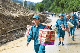 Các lực lượng tham gia vận chuyển đồ cứu trợ cho người dân vùng lũ Điện Biên. (Ảnh: Xuân Tư/TTXVN)