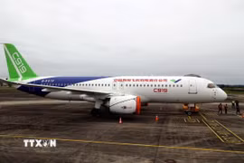 Máy bay C919 của Trung Quốc trưng bày tại sân bay Vân Đồn. (Ảnh: Đức Hiếu/TTXVN)