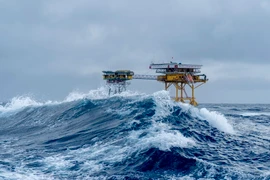 Nhà giàn DK-1/20 sừng sững trước sóng gió. (Ảnh: TTXVN phát)