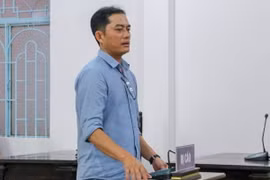 Bị can Huỳnh Trung Hiếu (YouTuber Jimmy Huỳnh) tại phiên tòa sơ thẩm ở tỉnh Bạc Liêu. (Ảnh: TTXVN phát)