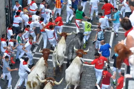 Những màn rượt đuổi thót tim tại lễ hội chạy với bò tót ở Pamplona, Tây Ban Nha ngày 12/7/2019. (Ảnh: AFP/TTXVN)