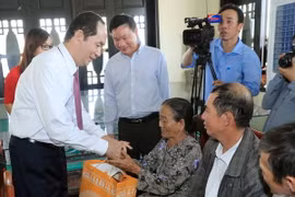 Chủ tịch nước Trần Đại Quang thăm, chúc Tết và tặng quà cho thân nhân các liệt sỹ hy sinh tại mặt trận Biên Hoà xuân Mậu Thân 1968. (Ảnh: Nhan Sáng/TTXVN)