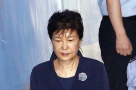 Cựu Tổng thống bị phế truất Park Geun-hye được áp giải tới tòa án quận trung tâm Seoul ngày 29/5/2017. (Nguồn: YONHAP/ TTXVN)