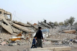 Người dân Syria tại thị trấn Dibsi Afnan, tỉnh Raqqa ngày 23/12/2017. (Nguồn: THX/TTXVN)