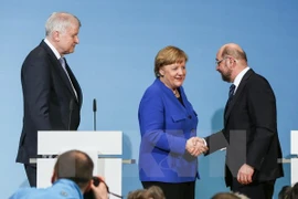 Thủ tướng Đức Angela Merkel (giữa), Chủ tịch CSU Horst Seehofer (trái) và Chủ tịch SPD Martin Schulz (phải) tại cuộc họp báo sau các vòng đàm phán ở Berlin ngày 12/1. (Nguồn: THX/TTXVN)