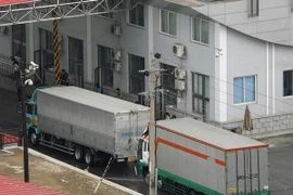 Xe tải chở hàng từ Triều Tiên chờ làm thủ tục tại cửa khẩu thành phố Dandong, Trung Quốc ngày 16/10/2006. AFP/TTXVN