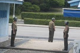 Binh sỹ Triều Tiên gác tại làng đình chiến Panmunjom ngày 27/7. (Nguồn: EPA/TTXVN)