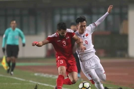 Pha tranh bóng giữa cầu thủ hai đội. (Ảnh: Hoàng Linh/TTXVN)