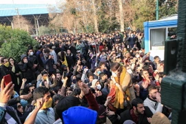 Người dân biểu tình phản đối các vấn đề về kinh tế ở Tehran, Iran ngày 30/12/2017. (Nguồn: AFP/TTXVN)