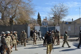 Lực lượng an ninh Pakistan gác tại hiện trường một vụ tấn công liều chết nhằm vào nhà thờ Methodist ở Quetta ngày 17/12/2017. (Nguồn: AFP/TTXVN)