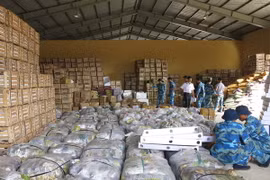Chuyển hàng tới Trường Sa. (Ảnh: Đức Hùng/Vietnam+)