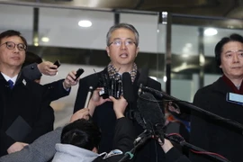 Trưởng đoàn đàm phán Hàn Quốc Lee Woo-sung (giữa) rời Seoul để tới làng đình chiến Panmunjom tham dự cuộc đàm phán ngày 15/1. (Nguồn: YONHAP/TTXVN)