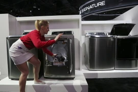 Máy giặt được trưng bày tại Triển lãm điện tử tiêu dùng ở Las Vegas, Nevada, Mỹ ngày 6/1/2016. (Nguồn: AFP/TTXVN)