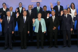 Tổng thống Chile Michelle Bachelet (giữa), Ngoại trưởng Trung Quốc Vương Nghị (thứ 2 trái) và các đại biểu chụp ảnh lưu niệm tại hội nghị. (Nguồn: AFP/TTXVN)