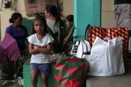 Người dân Philippines sơ tán khi núi lửa Mayon tại tỉnh Albay có dấu hiệu phun trào ngày 14/1. (Nguồn: THX/TTXVN)