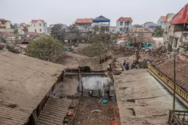 Những ngôi nhà nằm trong bán kính vụ nổ bị hư hại toàn bộ phủ một lớp bụi trắng xóa. (Ảnh: Minh Sơn/Vietnam+)