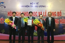 Lãnh đạo bệnh viện Trung ương Huế trao quyết định và tặng hoa cho lãnh đạo Trung tâm Răng - Hàm - Mặt. (Ảnh: Mai Trang/TTXVN)