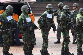 Binh sỹ Hàn Quốc tham gia một khóa huấn luyện ở Seoul ngày 27/9. (Nguồn: AFP/TTXVN)