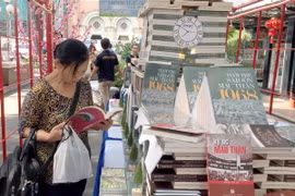Khách tham quan, tìm hiểu các sách về lịch sử kháng chiến cứu nước của dân tộc. (Ảnh: Gia Thuận/TTXVN)