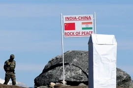 Binh sỹ Ấn Độ tuần tra tại cửa khẩu Bumla thuộc khu vực Arunachal Pradesh, giáp giới với Trung Quốc ngày 21/10/2012. (Nguồn: AFP/TTXVN)