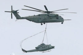 Trực thăng cứu hộ chuyển trực thăng UH-1 của Mỹ gặp sự cố tại Uruma, Okinawa, Nhật Bản ngày 8/1. (Nguồn: Kyodo/TTXVN)