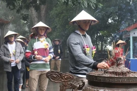 Các thành viên trong đoàn khách du lịch quốc tế của Trường Đại học Deakin (Australia) dâng hương tưởng niệm các Vua Hùng tại Khu di tích lịch sử Đền Hùng. (Ảnh: Tạ Toàn/TTXVN)
