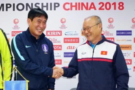 Huấn luyện viên trưởng hai đội trong buổi họp báo. (Ảnh: Hoàng Linh/TTXVN)