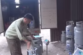 Hiện trường vụ sang chiết gas trái phép tại bãi đậu xe container thuộc khu phố Ngãi Thắng, phường Bình Thắng, thị xã Dĩ An, Bình Dương. (Ảnh: Nguyễn Văn Việt/TTXVN)