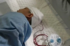 Học sinh C., lớp 9 trường THCS Xuân Sơn đang điều trị tại Bệnh viện Quảng Ninh. (Ảnh: Trung Nguyên/TTXVN)