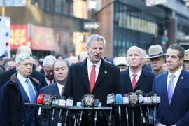 Thị trưởng New York Bill de Blasio (giữa) trong cuộc họp báo ngày 11/12/2017. (Nguồn: THX/TTXVN)