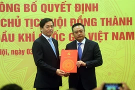 Đồng chí Phạm Viết Thanh, Ủy viên Trung ương Đảng, Bí thư Đảng ủy khối Doanh nghiệp Trung ương trao Quyết định Bí thư Đảng ủy Tập đoàn Dầu khí Quốc gia Việt Nam cho đồng chí Trần Sỹ Thanh. (Ảnh: Huy Hùng/TTXVN)