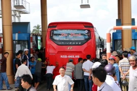 Tê liệt nhiều giờ ở trạm BOT Sóc Trăng. (Ảnh: Trung Hiếu/TTXVN)