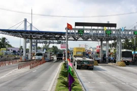 Các phương tiện qua BOT Cần Thơ-Phụng Hiệp không còn xếp hàng kéo dài. (Ảnh: Thanh Sang/TTXVN)