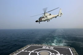 Máy bay trực thăng cất cánh từ tàu sân bay của hải quân Trung Quốc tham gia cuộc diễn tập tại Thanh Đảo ngày 23/4. (Nguồn: THX/TTXVN)