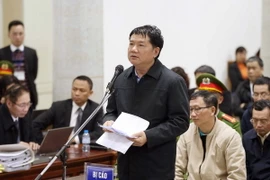 Bị cáo Đinh La Thăng tự bào chữa cho mình. (Ảnh: Doãn Tấn/TXVN)