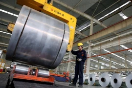 Công nhân làm việc tại một nhà máy sản xuất nhôm ở Hoài Bắc, tỉnh An Huy, Trung Quốc ngày 20/5. (Nguồn: AFP/TTXVN)