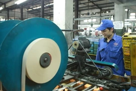 Sản xuất pin tại Công ty Cổ phần Pin Hà Nội (Tập đoàn Hóa chất Việt Nam). (Ảnh: Hoàng Hùng/TTXVN)