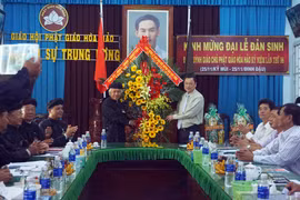 Ông Võ Anh Kiệt, Phó Bí thư Thường trực Tỉnh ủy An Giang tặng hoa chúc mừng Ban Trị sự Trung ương Giáo hội Phật giáo Hòa Hảo. (Ảnh: Công Mạo/TTXVN)