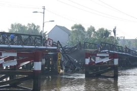 Hiện trường vụ sập nhịp cầu sắt Long Kiển tại huyện Nhà Bè. (Ảnh: Trần Xuân Tình/TTXVN)