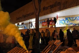 Các quản giáo phong tỏa lối vào nhà tù Les Baumettes ở Marseille, yêu cầu Chính phủ có biện pháp siết chặt an ninh các trung tâm giam giữ phạm nhân, ngày 15/1. (Nguồn: AFP/TTXVN)_