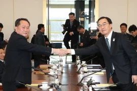 Trưởng đoàn đàm phán Triều Tiên Ri Son-gwon (trái, phía trước) và Trưởng đoàn đàm phán Hàn Quốc Cho Myoung-gyon (phải) trong cuộc đàm phán tại làng đình chiến Panmunjom ngày 9/1. (Nguồn: YONHAP/ TTXVN)