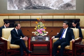 Chủ tịch Trung Quốc Tập Cận Bình (ảnh, phải) gặp Tổng thống Pháp Emmanuel Macron (ảnh, trái). (Nguồn: AFP/TTXVN)