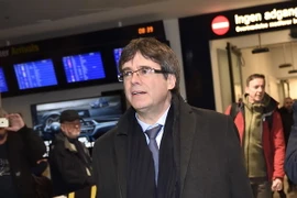 Cựu Thủ hiến Catalonia Carles Puigdemont (trái) tới sân bay Copenhagen, Đan Mạch ngày 22/1. (Nguồn: AFP/TTXVN)