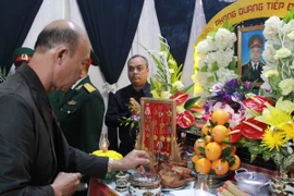 Lãnh đạo Tỉnh ủy, HĐND, UBND, lực lượng vũ trang tỉnh Đắk Lắk viếng Thiếu tướng, Anh hùng lực lượng vũ trang nhân dân Y Blốk Êban. (Ảnh: Phạm Cường/TTXVN)