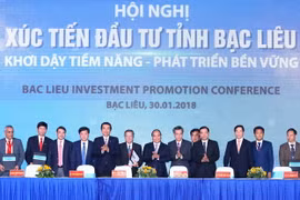 Thủ tướng Nguyễn Xuân Phúc và các đại biểu chứng kiến lễ ký kết hợp tác đầu tư giữa UBND tỉnh Bạc Liêu với các nhà đầu tư. (Ảnh: Thống Nhất/TTXVN)