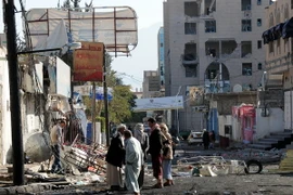 Cảnh đổ nát sau các cuộc xung đột giữa phiến quân Houthi và lực lượng trung thành với cựu Tổng thống YemenAli Abdullah Saleh tại thủ đô Sanaa, ngày 5/12. (Nguồn: THX/TTXVN)
