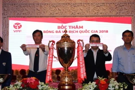 Bốc thăm nhằm xếp lịch thi đấu Giải vô địch quốc gia năm 2018. (Ảnh: Xuân Dự/TTXVN)