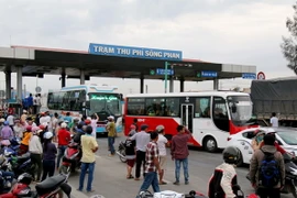 Trạm BOT Sông Phan phải xả trạm vì kẹt xe nghiêm trọng. (Ảnh: Nguyễn Thanh/TTXVN)