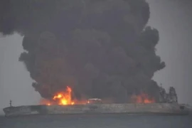 Khói bốc lên từ hiện trường vụ va chạm. (Nguồn: Business Standard/ TTXVN)