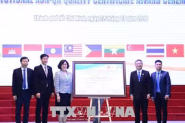 Đại diện Mạng lưới các trường đại học Đông Nam Á trao chứng nhận kiểm định cho Trường Đại học Bách khoa, Đại học Quốc gia Thành phố Hồ Chí Minh. (Ảnh: Thu Hoài/TTXVN)